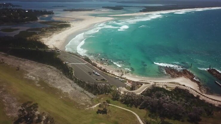 Filmato drone laterale della vegetazione bruciata e del parcheggio a Bastion Point, Mallacoota, Victoria orientale, Australia, dicembre 2020.