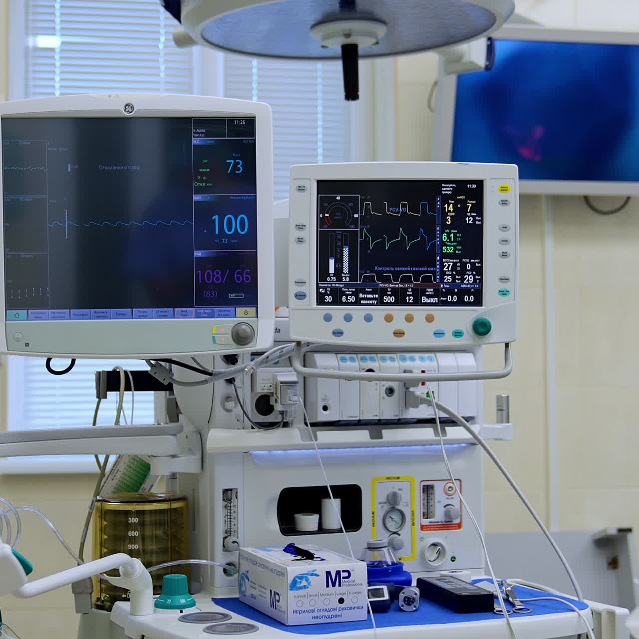 Attrezzatura avanzata di una moderna sala operatoria. Sistema di ventilazione polmonare artificiale con due schermi che mostrano i segni vitali durante l'operazione