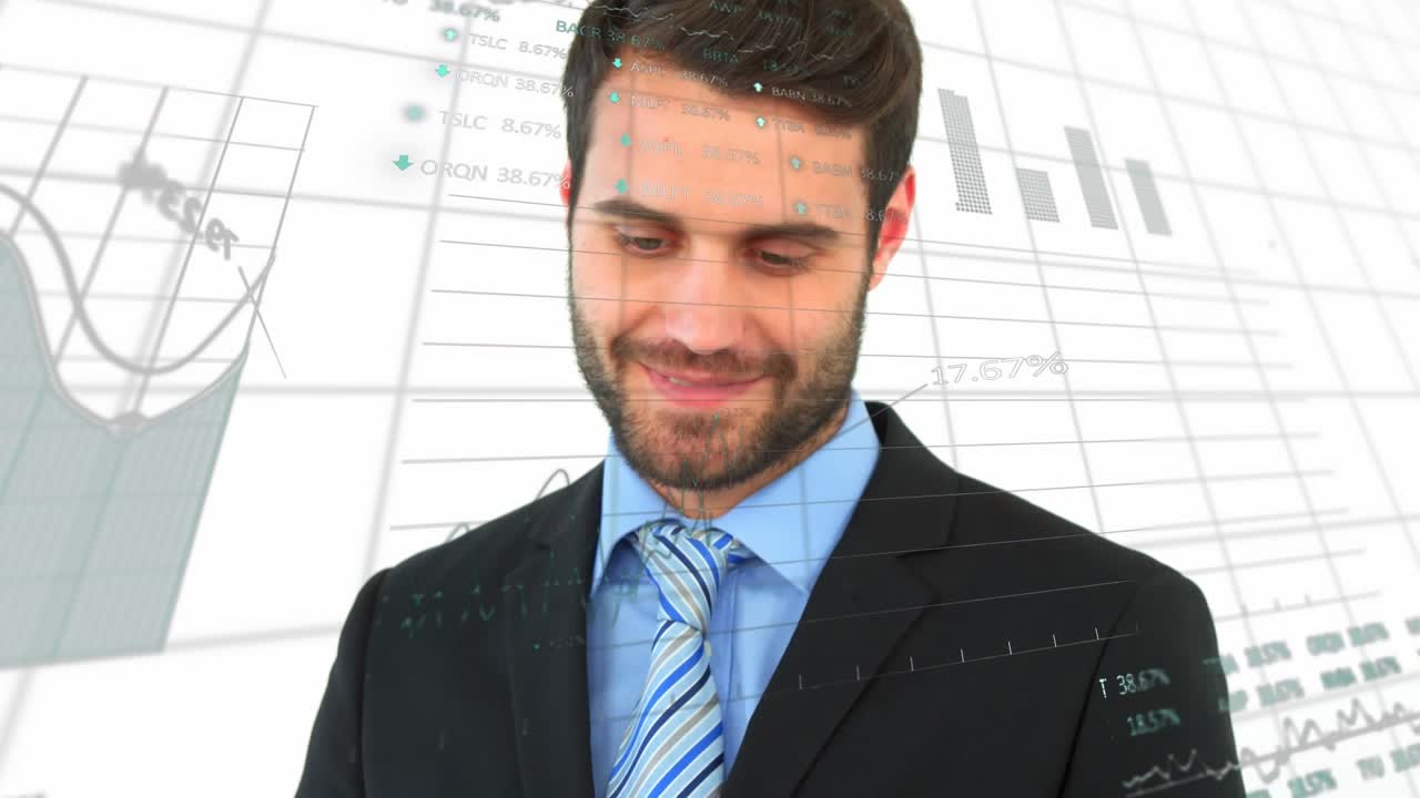 Animação de processamento de dados financeiros sobre um empresário caucasiano usando um tablet