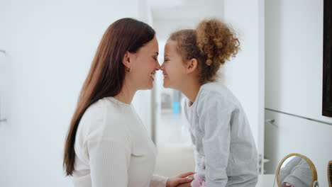 badezimmer, umarmung und glückliches familienkind