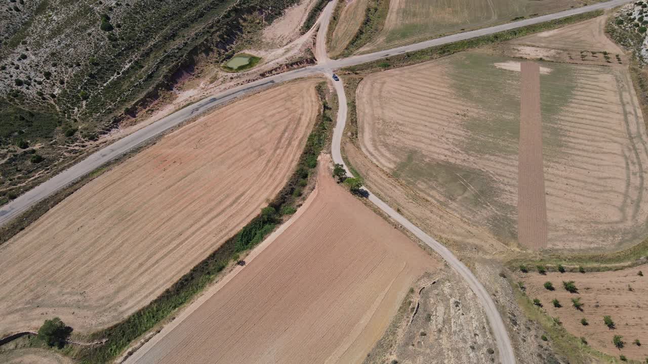 vista de avión no tripulado en un coche que viaja por el campo de españa en teruel