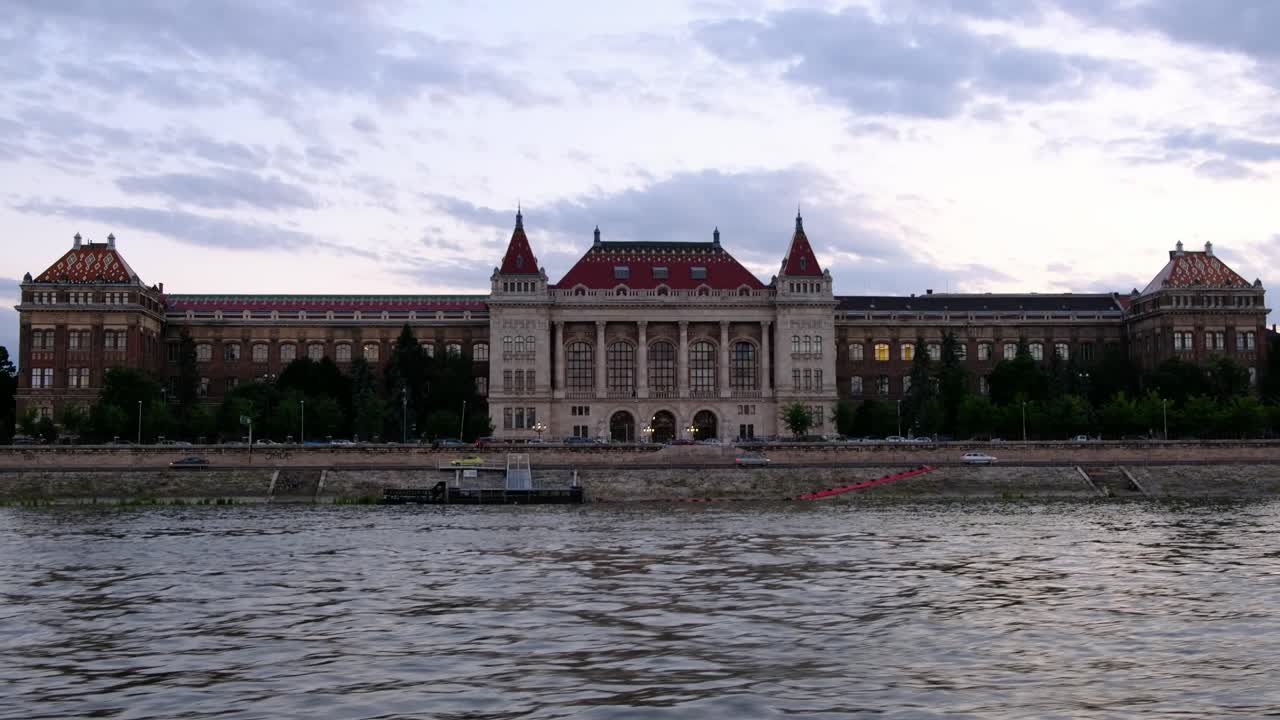 edificio de la universidad de tecnología y economía de budapest en la hora dorada, disparado desde el río danubio en budapest, hungría