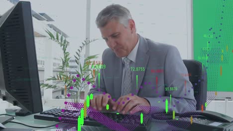 animación del procesamiento de datos sobre el empresario caucásico en el cargo