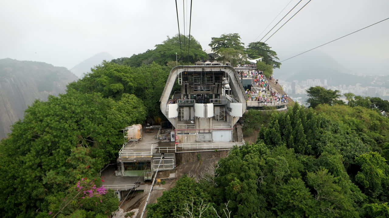 Sugarloaf Mountain cable car closing up to one of its platforms