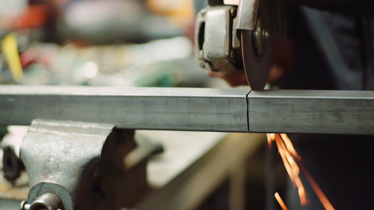 작업장에서 금속을 절단하는 앵글 그라인더 38