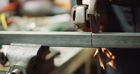 amoladora angular cortando metal en el taller 38