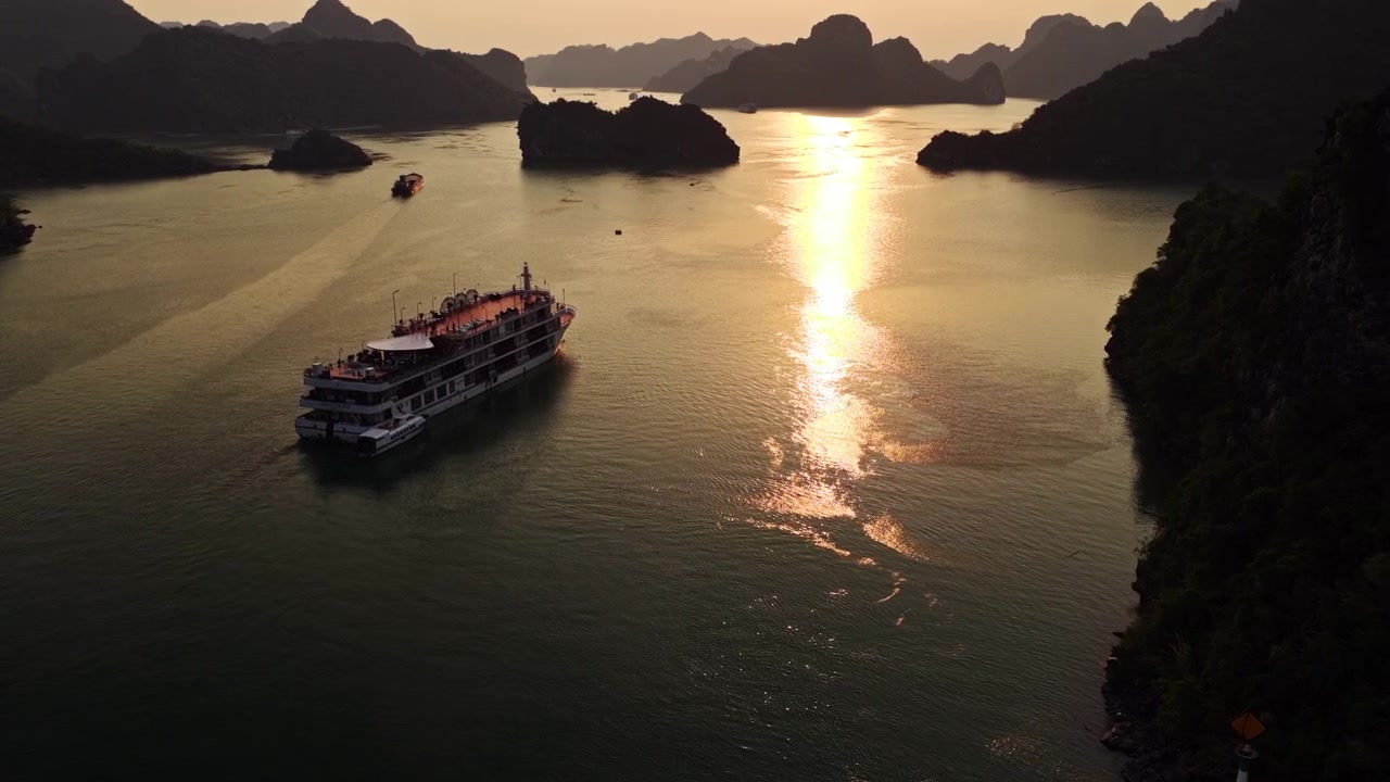 Hoàng hôn tuyệt đẹp Vịnh Hạ Long với du thuyền trên mặt nước yên bình tại Việt Nam - Quay bằng drone
