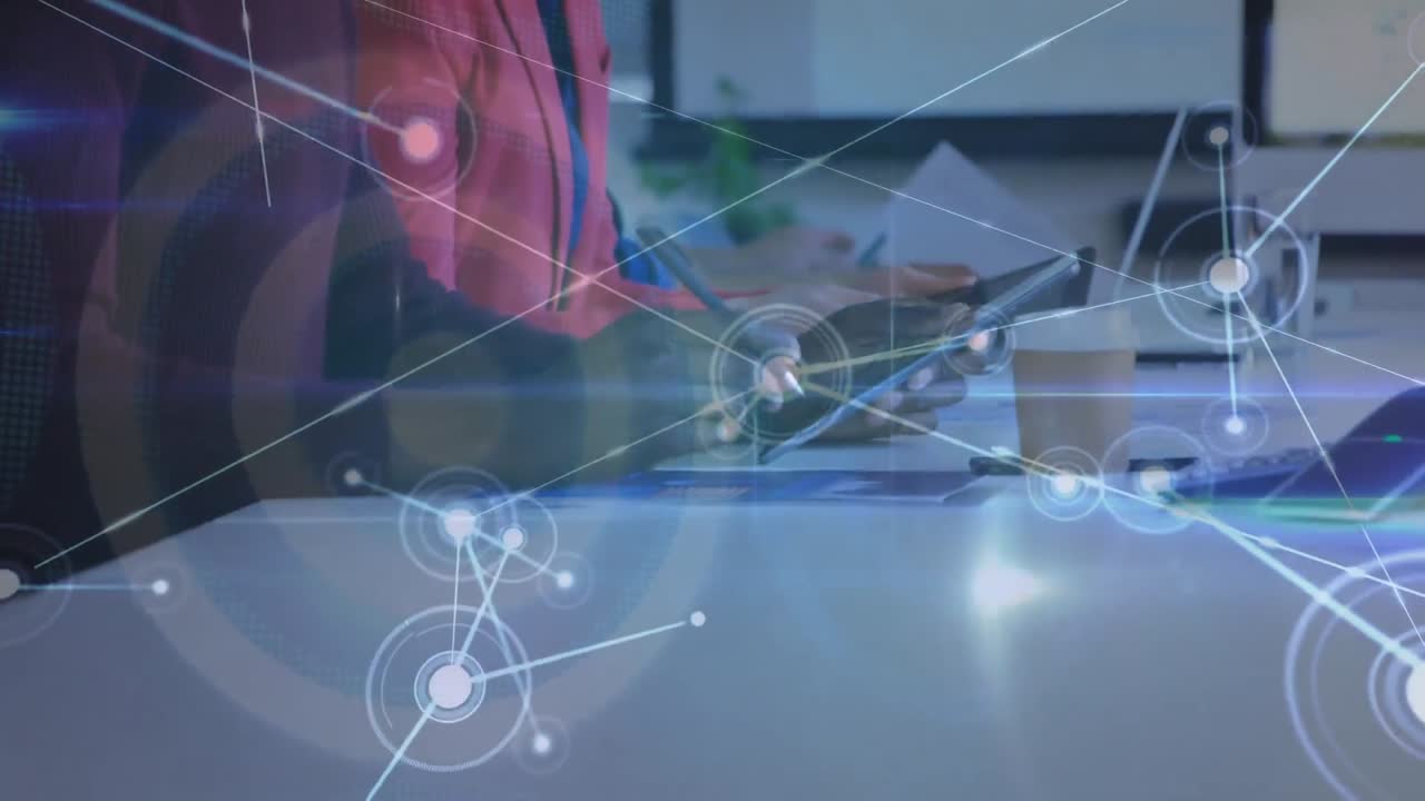 animación de la red de conexiones sobre dos colegas varones y mujeres diversos discutiendo en la oficina