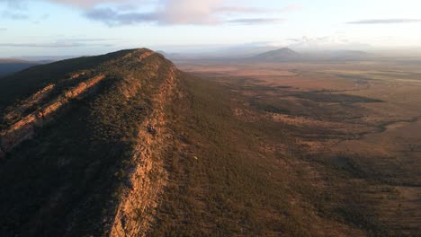 Jarvis-Hill-Lookout,-Filmischer-Blick-Von-Oben,-Berggipfel-In-Der-Ferne