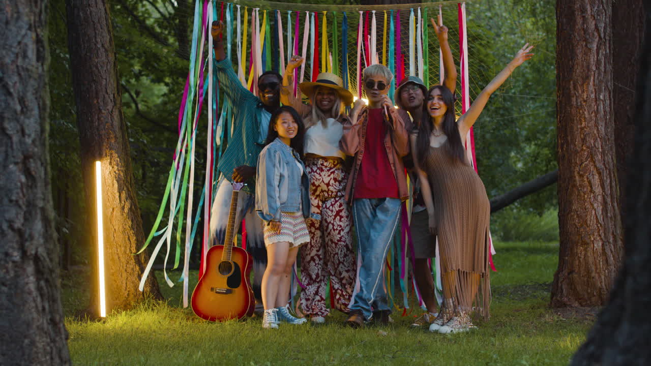 친구 들 이 포토콜 에 포즈 를 취하고 있다