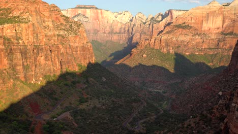 Vista-Aérea-De-La-Carretera-Escénica-En-El-Parque-Nacional-Zion