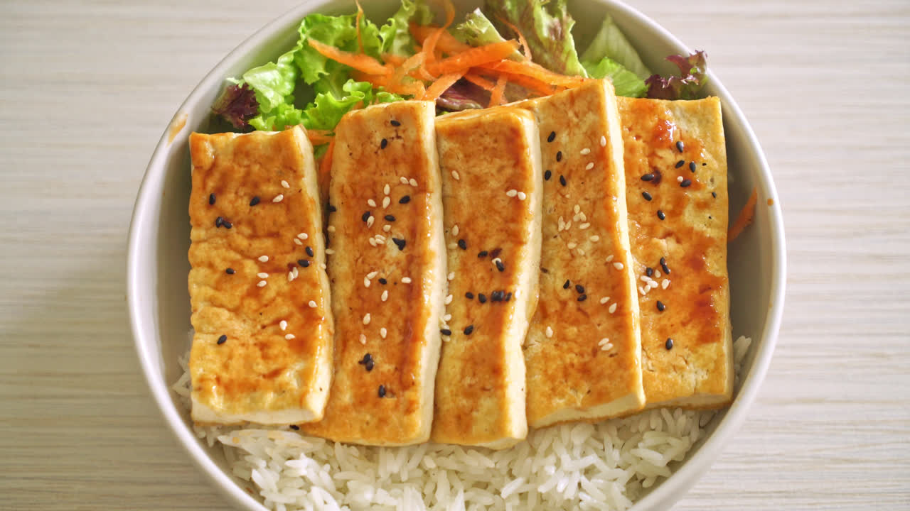 tazón de arroz con tofu teriyaki - estilo de comida vegana y vegetariana