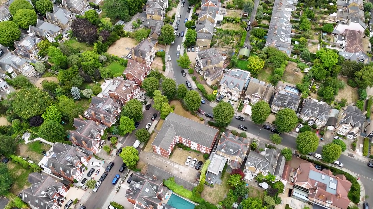 Villette suburbane unifamiliari con giardini sul retro e una piscina, situate tra alberi maturi su strade tranquille