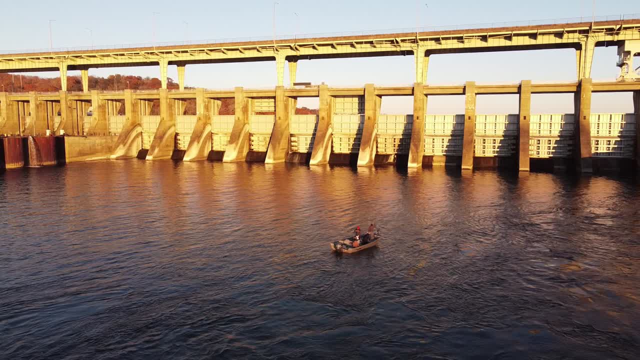 pesca recreativa debajo de la presa hidroeléctrica de chickamauga y el puente wilkes t thrasher