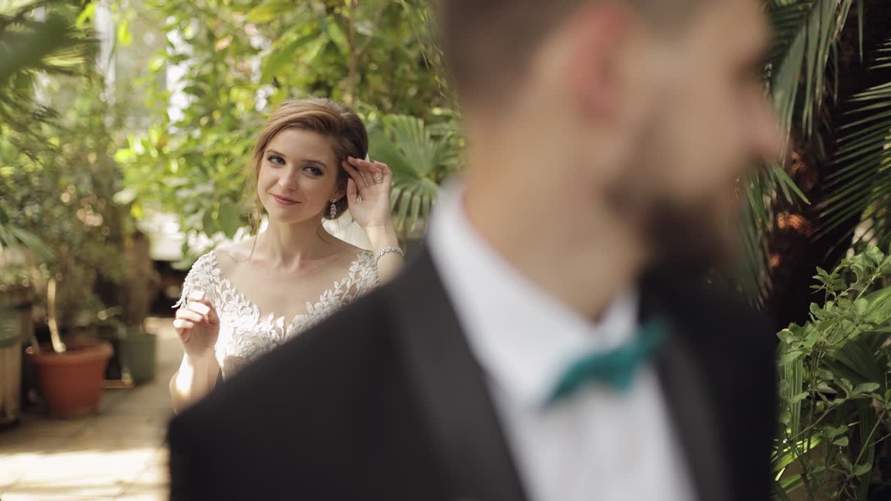 Sposi. Sposo caucasico con la sposa nel parco. Coppia di sposi. Famiglia felice