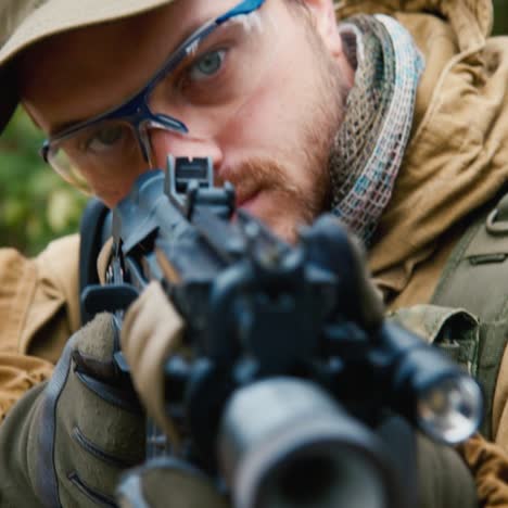 un hombre juega airsoft con una pistola en la mano 9