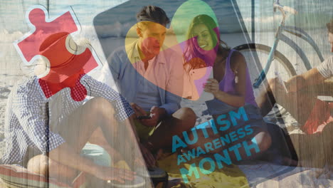 animación de texto de concienciación sobre el autismo y piezas de rompecabezas coloridas sobre personas felices en la playa