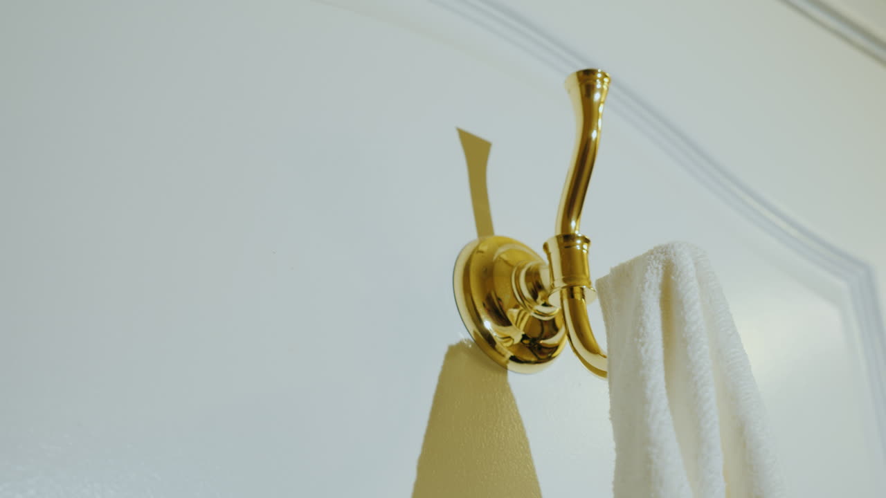 Appendere un asciugamano al gancio in bagno.