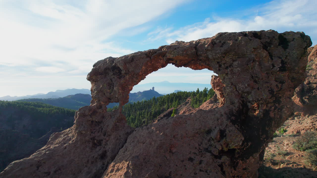 로크 누블로 (roque nublo) 의 창문으로 여행하는 공중 사진