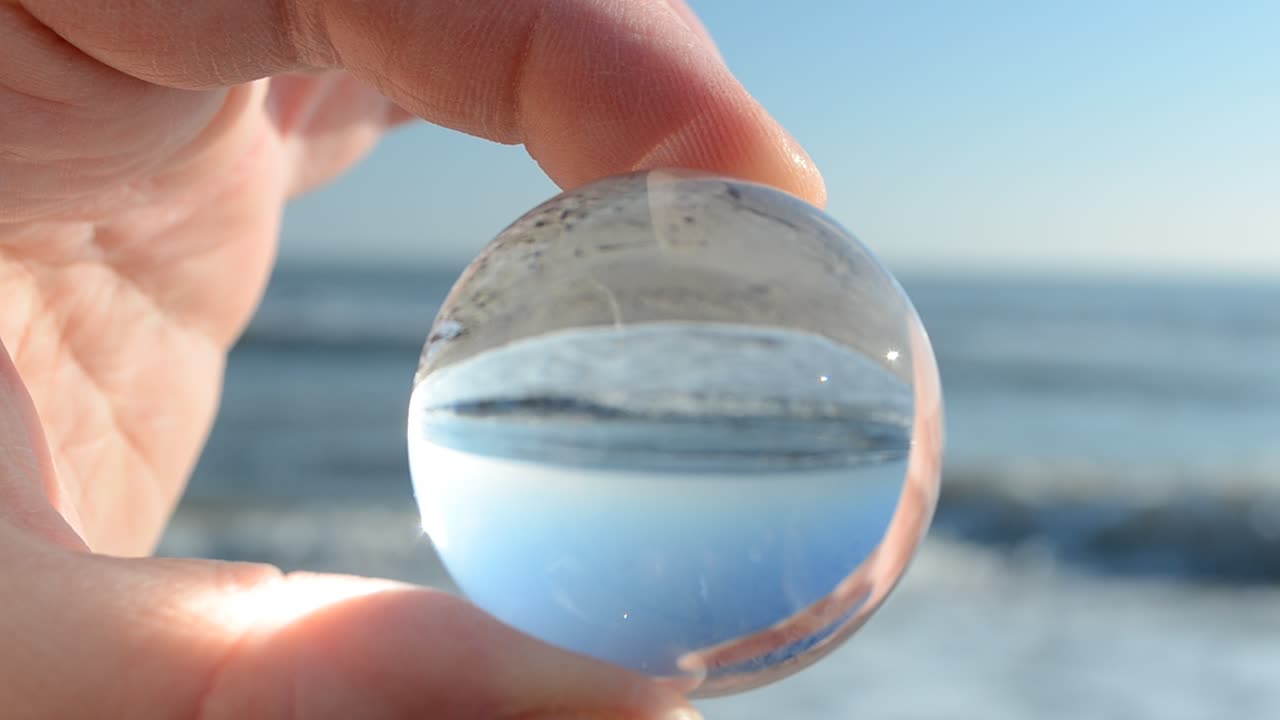 Optagelse gennem en krystalkugle. Optagelse på stranden