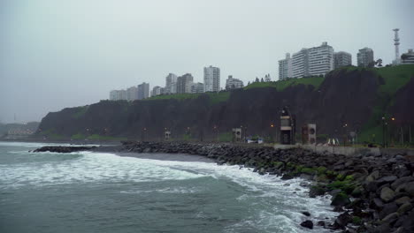 Toma-Estática-De-Una-Mañana-Nublada-En-Una-Playa-Rocosa-En-Tres-Picos,-Malecón-De-Miraflores,-Lima,-Perú