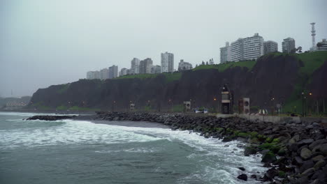 toma estática de una mañana nublada en una playa rocosa en tres picos, malecón de miraflores, lima, perú