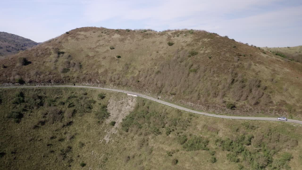 이탈리아의 일부 산을 통과하는 도로의 조감도