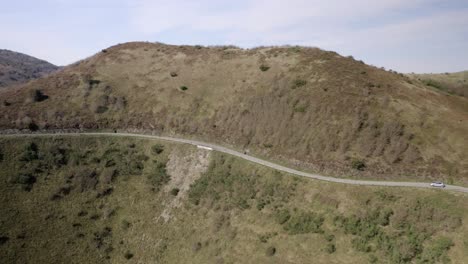 vista aérea de un camino a través de algunas montañas en italia
