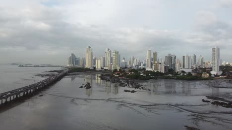 Carretera-Panamericana-En-La-Ciudad-De-Panamá-Sobre-Un-Extenso-Lodazal-Del-Pacífico