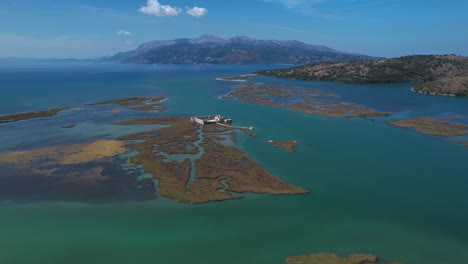 guardián de la laguna: la antigua fortaleza se encuentra con gracia en medio de la serenidad, con vistas a las aguas cerca de la isla de corfú y el encantador canal de butrint