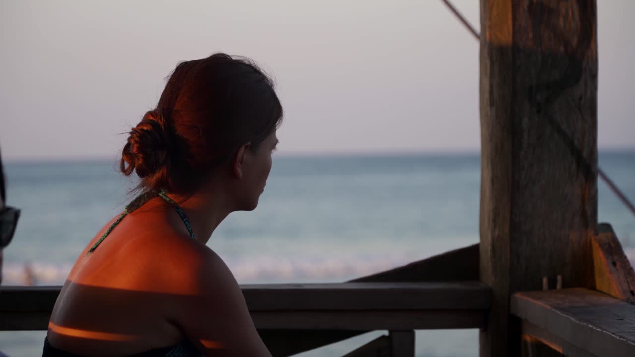 Una donna che osserva le onde dell'oceano