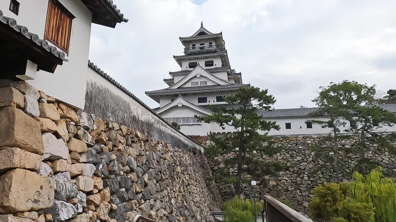 castillo de imabari y sus empinadas paredes de piedra y jardín