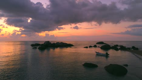 Sonnenuntergang-Am-Strand-Mit-Boot