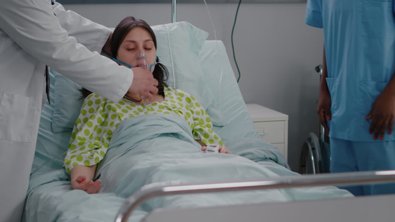 equipo médico chequeando los latidos del corazón de una mujer enferma durante la atención médica respiratoria