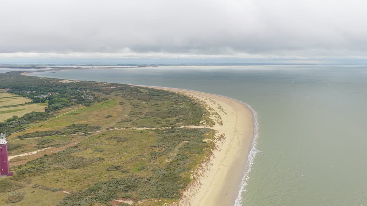 Droneflyvning over Ouddorp fyr og kystdyner, Nederland.