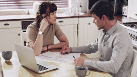 Una-Pareja-Revisando-El-Papeleo-Juntos-En-Casa