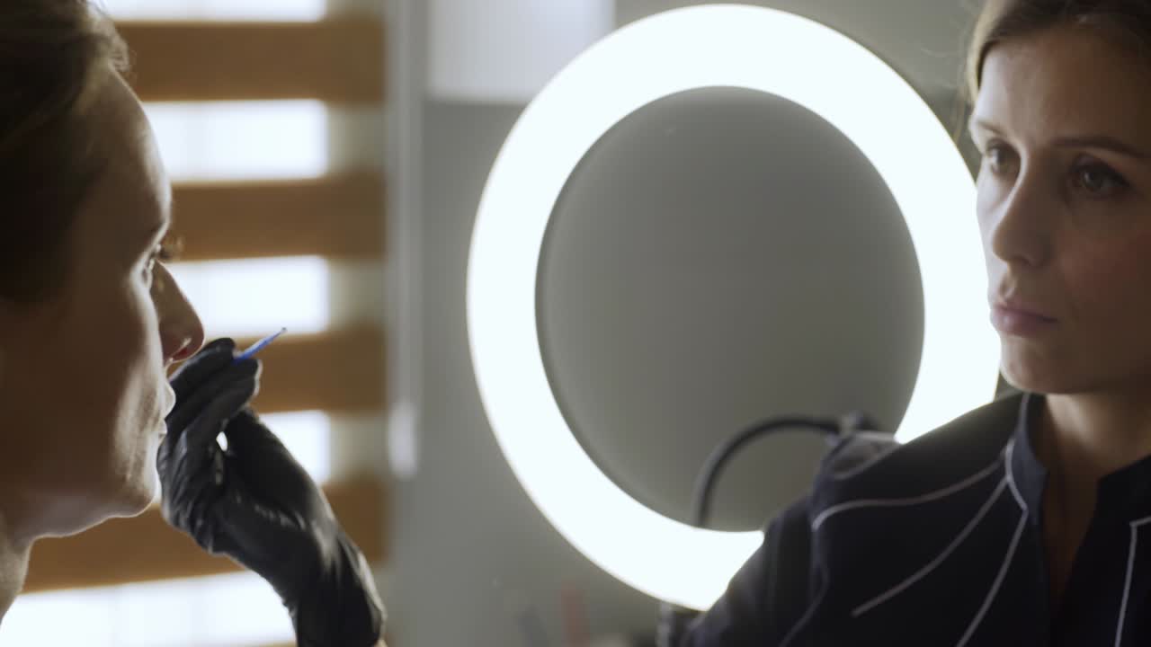 la dama cliente discute el procedimiento de belleza con el maestro