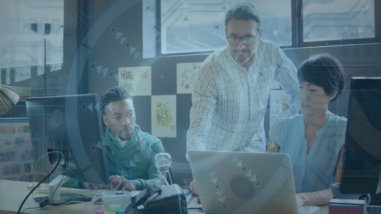 equipo de negocios colaborando en la animación de procesamiento de datos futurista en la oficina