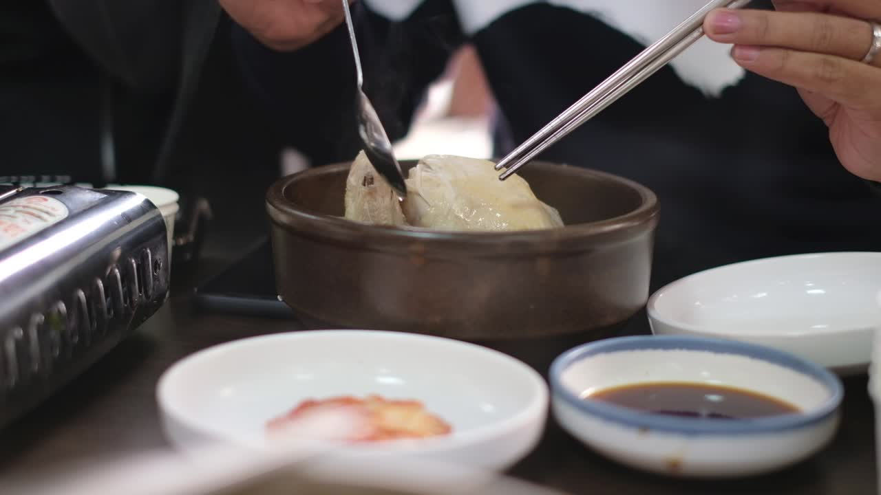 사람이 식당에서 김 치킨 수프를 먹습니다.