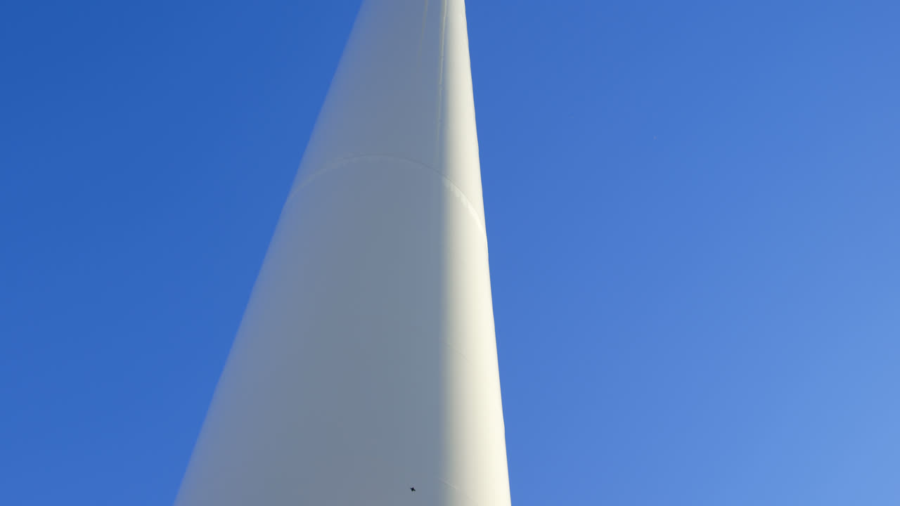 풍력 공장 에 서 있는 엔지니어 4k