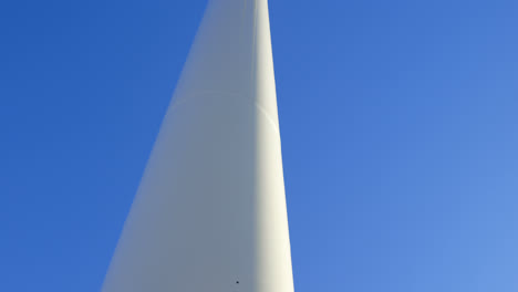 Ingenieur-Steht-Auf-Einer-Windmühle-4k