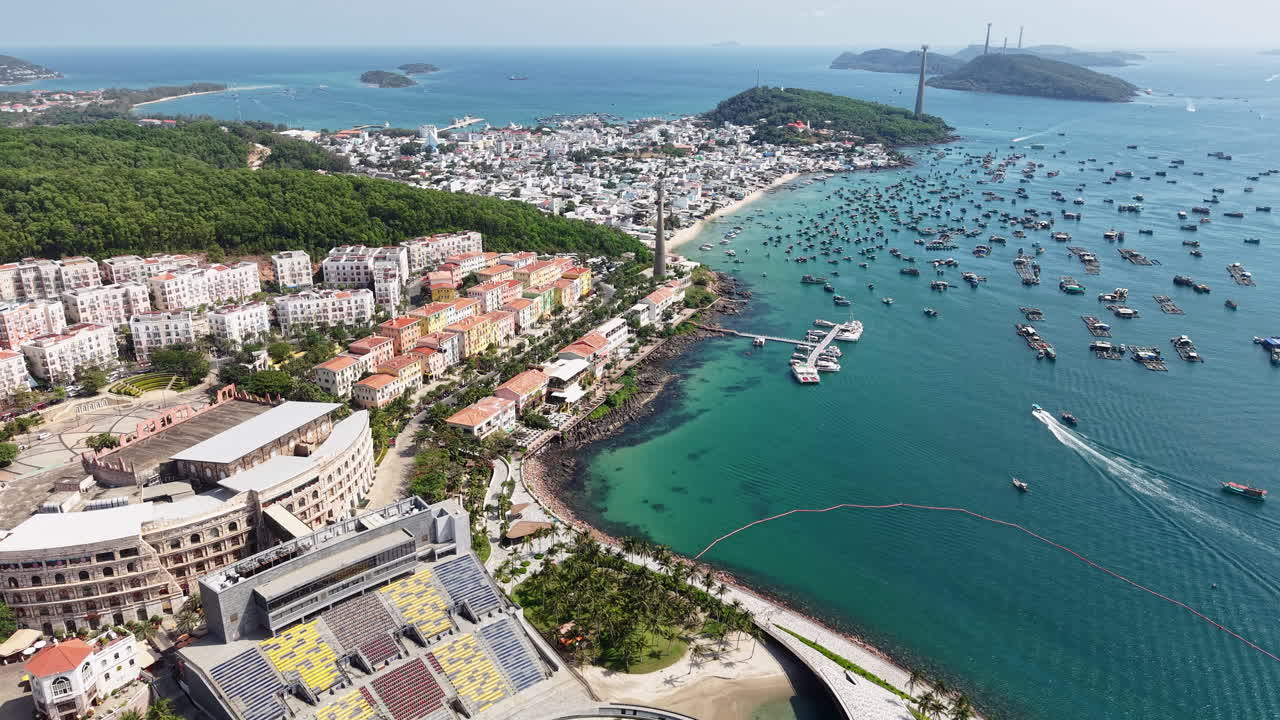 Sunset Town sull'isola di Phu Quoc, Vietnam. Ripresa con drone di edifici, costa e funivia.