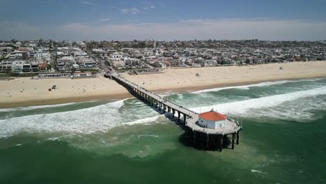 Drohnenvideo-Vom-Manhattan-Beach-Pier-In-Los-Angeles,-Kalifornien-An-Einem-Strahlend-Sonnigen-Tag