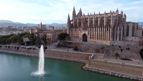 Aerial-Of-Water-Fountain,-Cathedral-basilica-De-Santa-Maria-De-Mallorca