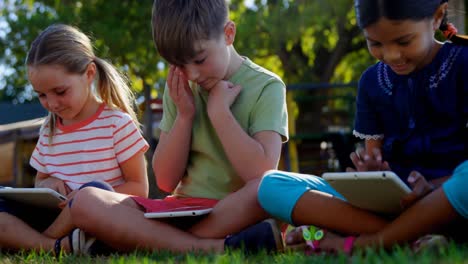 niños usando tableta digital en el patio de recreo 4k