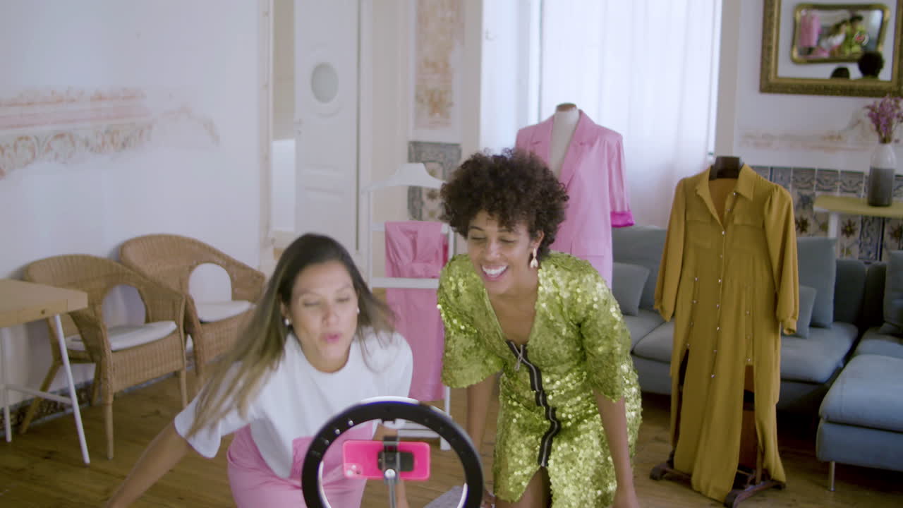 집에서 함께 비디오를 녹화하는 두 명의 아름다운 여성 블로거