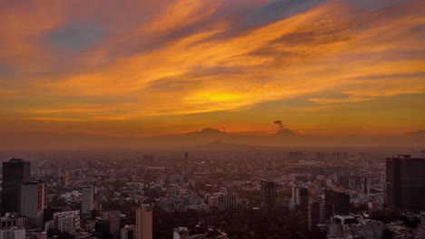 Hyperlapse-Aus-Der-Luft-Eines-Epischen-Sonnenaufgangs-In-Mexiko-Stadt-Mit-Einer-Großen-Explosion-Des-Aktiven-Vulkans-Popocatepetl