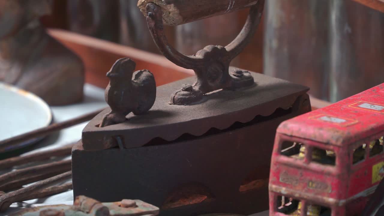 테이블 위에  ⁇ 은 장난감이 있는 빈티지 스 ⁇  철