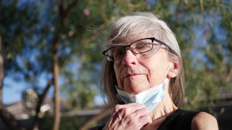 una anciana paciente con cáncer que respira aire fresco y sonríe con esperanza después de ser tratada por su enfermedad