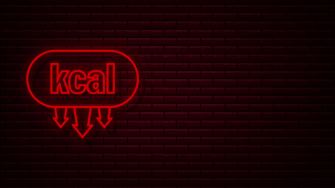 concepto de comercio electrónico de compras en línea con icono de compras y marketing en línea. manos sosteniendo bolsas de compras. gráfico de movimiento